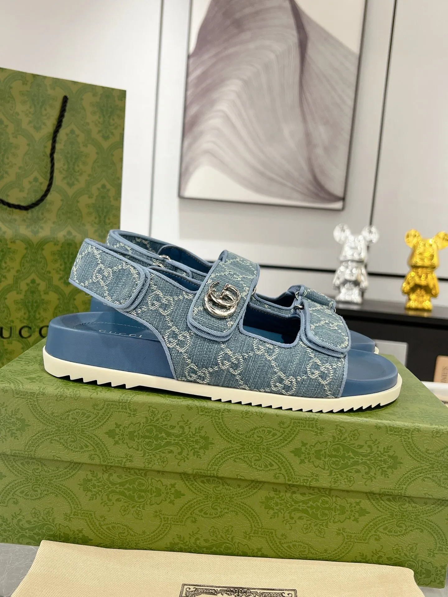👟👟Ex-factory price 520👟👟 The latest Guccl24ss new product Double G women's Velcro sandals 😎 These flat sandals are designed with Velcro straps, which are modern and sporty, bringing comfort. This accessory is crafted from light blue and ivory white GG denim fabric. The upper straps are decorated with elegant Double G-shaped accessories, showing a unique style. Gucci’s classic presbyopic cloth surface…hot diamond surface…TPU non-slip outsole…ZP molded midsole feet…original metal buckle/rhinestone surface Code number: 35 to 42 (41.42 is custom-made and cannot be returned or exchanged)